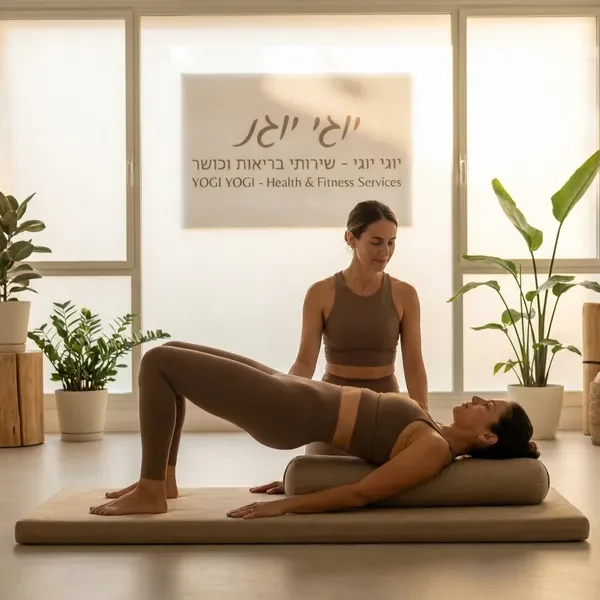 מדריכת יוגה מדגימה תנוחות להקלה בכאבי גב